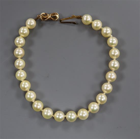 A cultured pearl bracelet with 9ct clasp, 18cm.